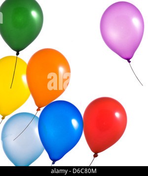 Palloncini arcobaleno su sfondo bianco Foto Stock