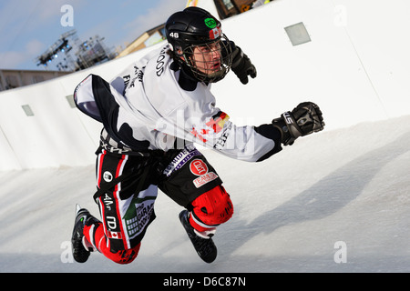 Un concorrente di pattini in Red Bull si è schiantato la concorrenza di ghiaccio durante la international shoot-out e giro di eliminazione. Foto Stock