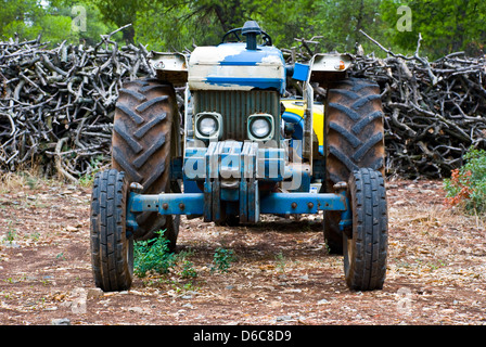 Il vecchio trattore Foto Stock