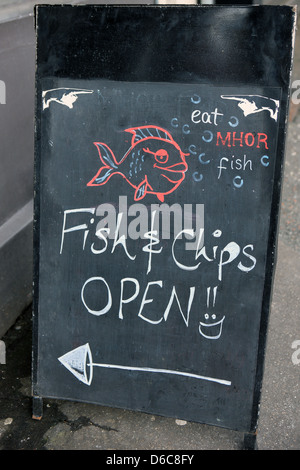 Blackboard al di fuori di un fish & chip shop nel Perthshire villaggio di Callander in Scozia Foto Stock
