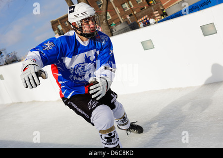 Un concorrente di pattini in Red Bull si è schiantato la concorrenza di ghiaccio durante la international shoot-out e giro di eliminazione. Foto Stock