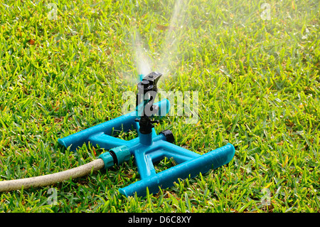 Blue garden sprinkler Mediterraneo su erba, Costa del Sol, Andalusia, Spagna, Europa occidentale. Foto Stock