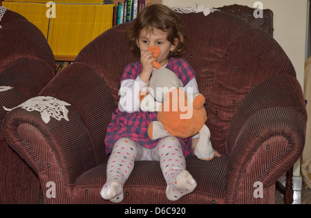 4 anno di età bambina rilassante in poltrona Foto Stock