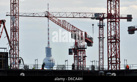 Le gru si aggettano verso il cielo al di sopra del sito di costruzione per il nuovo centro commerciale sulla Leipziger Platz a Berlino, Germania, 16 aprile 2013. Il centro commerciale è previsto per aprire è in primavera 2014. Foto: Paolo Zinken Foto Stock