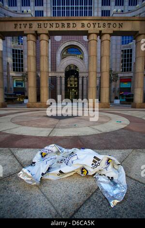 Boston, MA, Stati Uniti d'America. 16 Aprile, 2013. Abbandonato Boylston Street area vicino al traguardo del 2013 Maratona di Boston il giorno dopo le esplosioni si è verificato. Credito: Shaun Ramsay/Alamy Live News Foto Stock