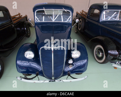 Il pickup Ford 77 - 830 del 1937 è un classico autocarro americano noto per la sua robustezza e affidabilità. Costruito durante l'era pre-seconda guerra mondiale, questo modello presenta un design elegante ed è stato ampiamente utilizzato sia per scopi personali che commerciali. Le sue prestazioni lo hanno reso un punto fermo nel trasporto americano. Foto Stock
