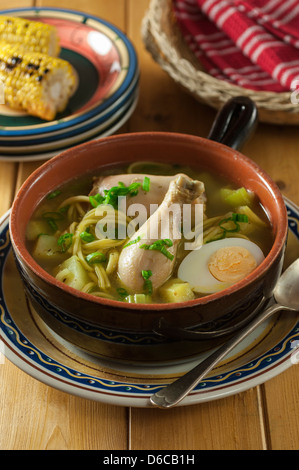 Caldo de gallina zuppa di noodle al pollo Foto Stock