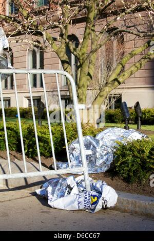 Boston, MA, Stati Uniti d'America. 16 Aprile, 2013. Abbandonato Boylston Street area vicino al traguardo del 2013 Maratona di Boston il giorno dopo le esplosioni si è verificato. Credito: Shaun Ramsay/Alamy Live News Foto Stock