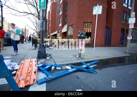 Boston, MA, Stati Uniti d'America. 16 Aprile, 2013. Abbandonato Boylston Street area vicino al traguardo del 2013 Maratona di Boston il giorno dopo le esplosioni si è verificato. Credito: Shaun Ramsay/Alamy Live News Foto Stock