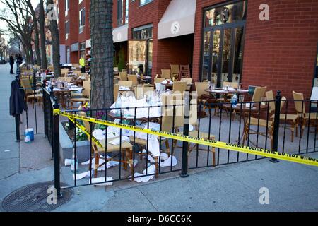 Boston, MA, Stati Uniti d'America. 16 Aprile, 2013. Abbandonato Boylston Street area vicino al traguardo del 2013 Maratona di Boston il giorno dopo le esplosioni si è verificato. Credito: Shaun Ramsay/Alamy Live News Foto Stock