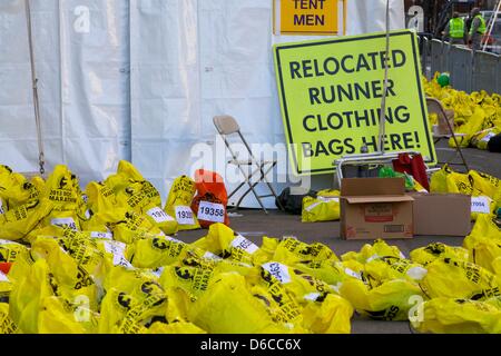 Boston, MA, Stati Uniti d'America. 16 Aprile, 2013. Abbandonato Boylston Street area vicino al traguardo del 2013 Maratona di Boston il giorno dopo le esplosioni si è verificato. Credito: Shaun Ramsay/Alamy Live News Foto Stock