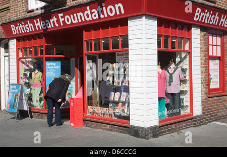 British Heart Foundation carità shop, Connaught Avenue, FRINTON ON SEA, Essex, Inghilterra Foto Stock