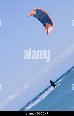 Kiteboarder navigare in mare Foto Stock