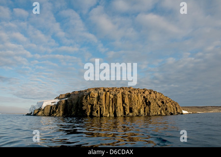 Norvegia Arcipelago delle Svalbard Spitsbergen le nuvole scorrono su un'isola rocciosa lungo la costa in estate Foto Stock