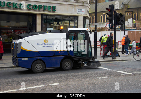 Spazzatrice stradale su Oxford Street a Londra. Foto Stock