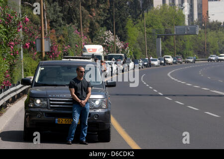 Tel Aviv, Israele. Il 15 aprile, 2013. Gli israeliani sono accanto alle loro vetture per due minuti di silenzio lungo la strada principale che corre attraverso Tel Aviv in ricordo dei caduti come il paese segna il Memorial Day, il 15 aprile, 2013. Credito: dpa/Alamy Live News Foto Stock