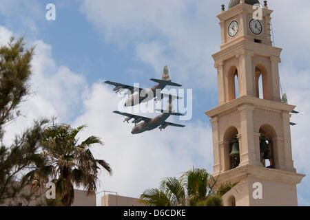 Tel Aviv, Israele. 16 Aprile, 2013. Forza aerea israeliana Aeromobili sorvolano Tel Aviv e la chiesa di San Pietro in Jaffa come Israele celebra il suo sessantacinquesimo giorno di indipendenza il 16 aprile, 2013. Credito: dpa/Alamy Live News Foto Stock