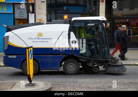 Spazzatrice stradale su Oxford Street a Londra. Foto Stock