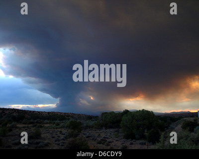 Questa fotografia mostra il pennacchio di fumo di un incendio a Pojoaque, vicino al Los Alamos National Laboratory, il 27 giugno 2011. L'incendio ha colpito l'area circostante, e la posizione del laboratorio sulle montagne Las viene catturata in questa immagine. Foto Stock