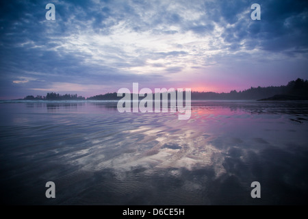 Tramonto sulla lunga spiaggia, vicino a Tofino, Isola di Vancouver Foto Stock