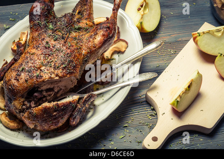 In casa anatra al forno con mele essiccate Foto Stock