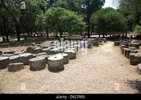 Vista estiva dei rovinato centro atletico dell'antica Olympia, Grecia continentale, l'Europa. Foto Stock