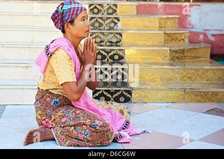 Una donna che prega con le mani a Shwedagon pagoda in Yangon, Myanmar, 6 febbraio 2013. Foto Stock