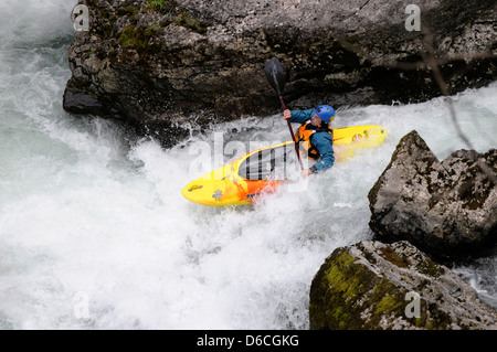 Kayaker nell'acqua grezza Foto Stock