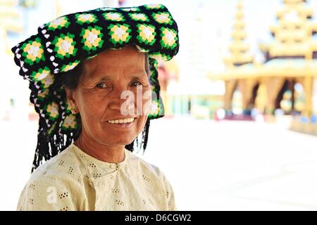Il vecchio donna siede alla Shwedagon pagoda in Yangon, Myanmar, 6 febbraio 2013. Foto Stock