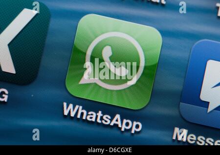 (Illustrazione) Una illustrazione datata 12 aprile 2013 mostra il display di uno smartphone con il logo di app WhatsApp a Schwerin (Germania). Facebook è stata la perdita di utenti per un po', ma i servizi come Snapchat, Tumblr, Twitter e vite stanno diventando sempre più popolari. Foto: Jens BUETTNER Foto Stock