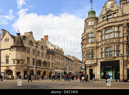 Oxford Oxfordshire England Regno Unito. HSBC e Lloyds TSB banche sulla giunzione di High Street e Cornmarket Street nel centro della città vecchia Foto Stock