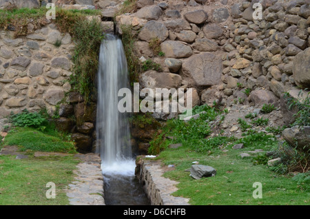 Pietra Inca canali di acqua per le strade di Ollantaytambo, Perù Foto Stock