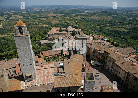 Vista delle torri di San Gimignano e Piazza della Cisterna con pozzo antico Foto Stock