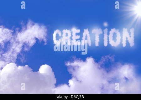 Creazione fluttuante sopra le nuvole Foto Stock