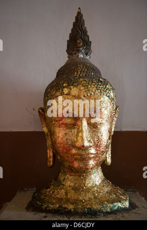 Ayutthaya, Thailandia, busto di Buddha in Phra Wihan Mongkhon Bophit Foto Stock