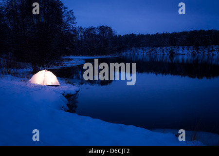 Alloggio posizione estrema nella notte invernale Foto Stock