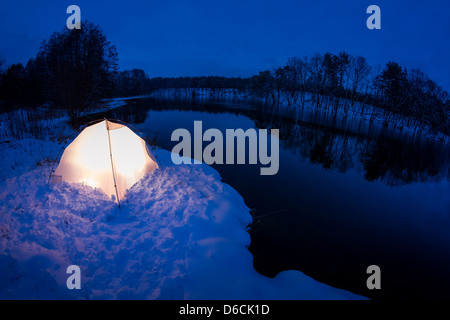 Camping in inverno al lago Foto Stock