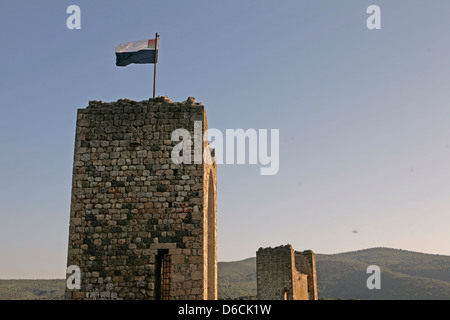 Bandiera su un rinascimento torre in pietra in Monteriggioni Toscana Italia al tramonto Foto Stock