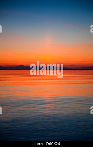 Tramonto a Tsawwassen Guardando oltre lo stretto di Georgia, Vancouver, Canada Foto Stock