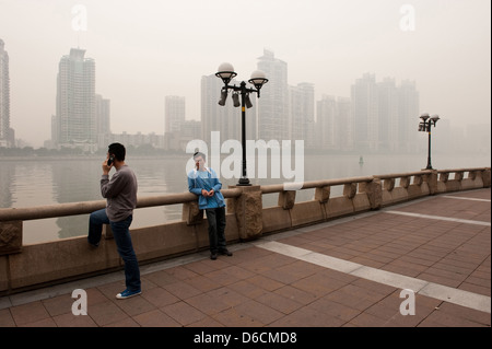 Guangzhou, Cina, gli uomini sulla passerella sul fiume Pearl Foto Stock