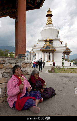 Thimphu, Bhutan, le donne in preghiera di fronte al Memorial Chorten Foto Stock