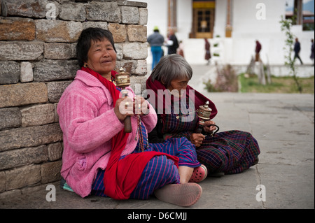 Thimphu, Bhutan, le donne in preghiera di fronte al Memorial Chorten Foto Stock