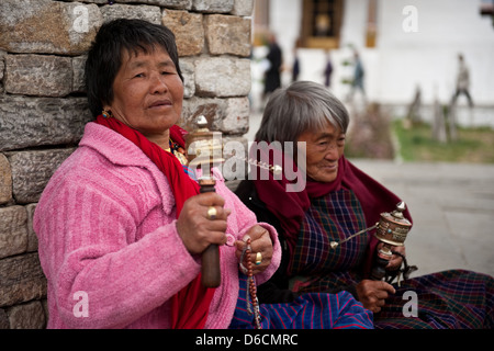 Thimphu, Bhutan, le donne in preghiera di fronte al Memorial Chorten Foto Stock