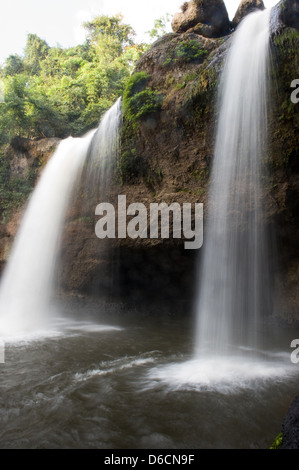 Nakhon Ratchasima, Thailandia, Nam Tok Haew Suwat cascata nel Parco Nazionale di Khao Yai Foto Stock