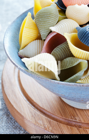 La pasta nella ciotola close up Foto Stock