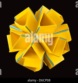 Giallo blu carta kusudama origami isolato su nero Foto Stock