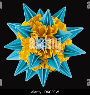 Blue giallo carta kusudama origami isolato su nero Foto Stock