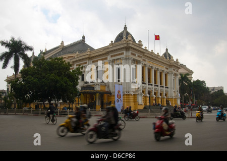 In orizzontale ampia angolazione della Opera House, Nhà hát lớn Hà Nội, nel centro di Hanoi. Foto Stock