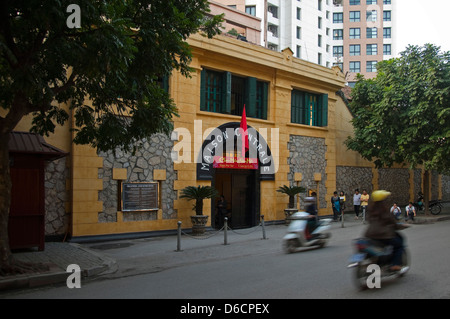 Orizzontale di street view al di fuori di Hoa Lo Prison Museum, Hỏa Lò nella prigione di Hanoi. Foto Stock