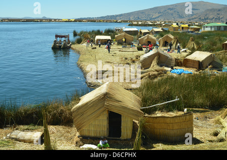 Case locali e barche fatte di totora reed sulla Uros le isole del Lago Titicaca, Perù Foto Stock